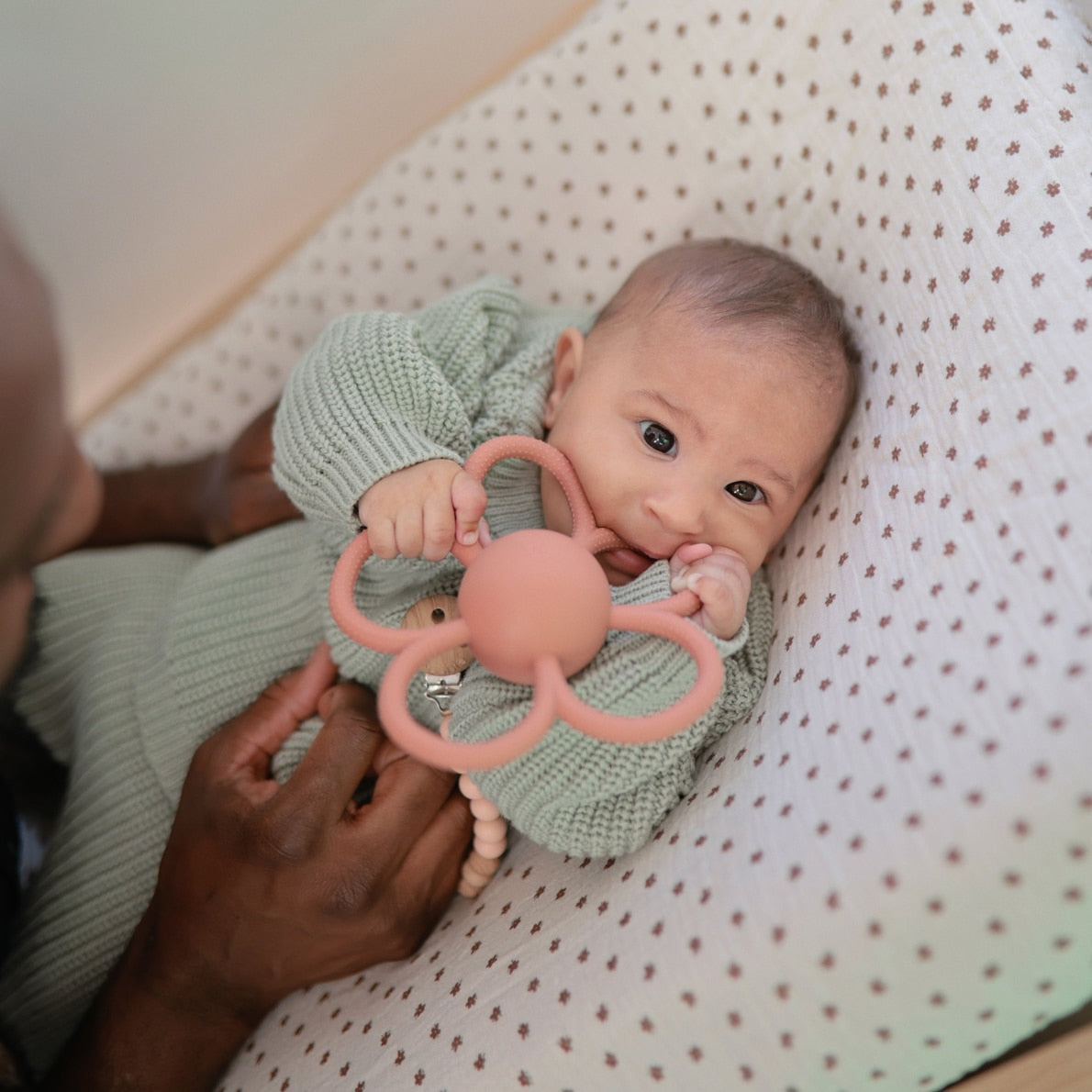 Mushie Beißring Blume Daisy Rattle Teether, dusty rose